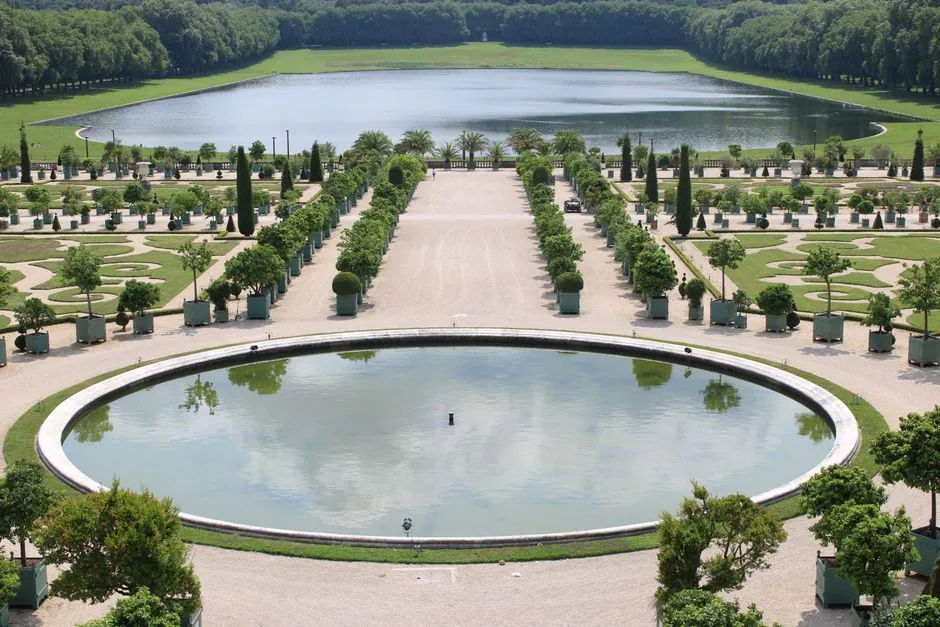 Bassin et jardin a la francaise, perspective classique versaillaise.